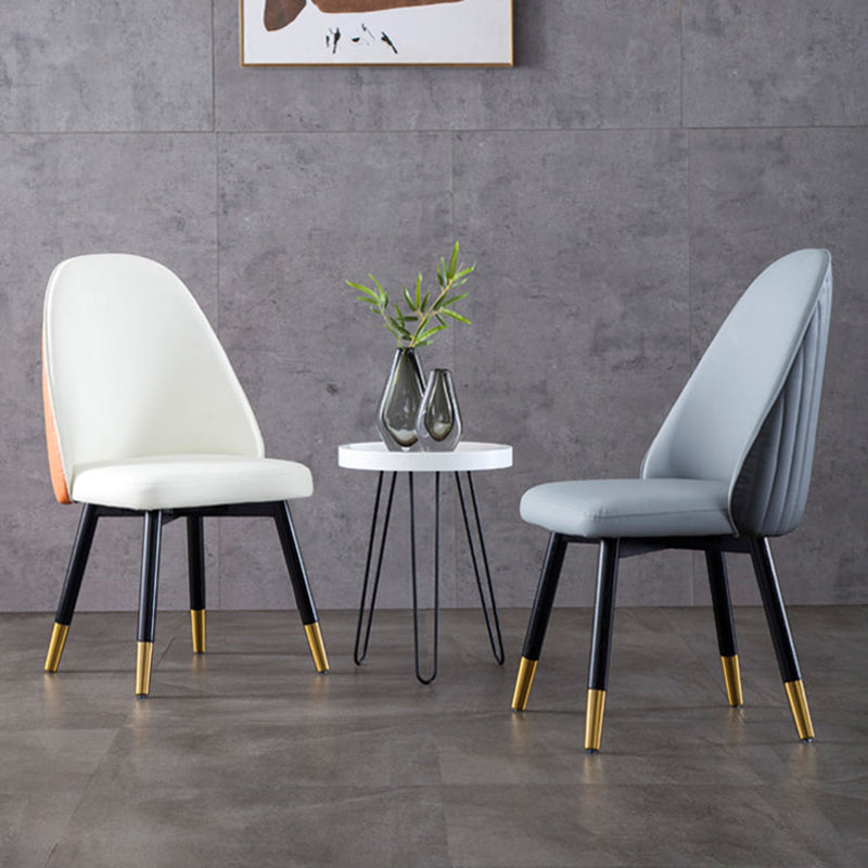 Chaise de salle à manger de style scandinave en cuir et bois, sans accoudoirs, à dossier solide