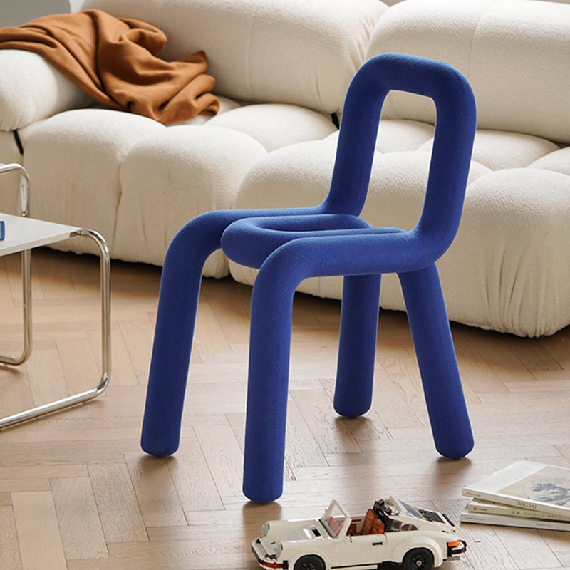 Silla lateral de comedor de terciopelo estilo diseñador, silla de comedor individual con respaldo abierto y acabado mate