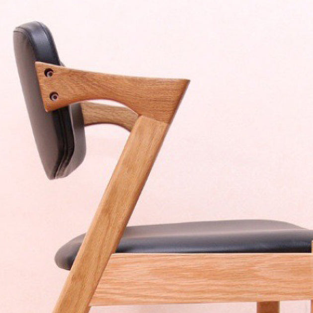 Silla de comedor de cuero natural con respaldo abierto de cocina contemporánea