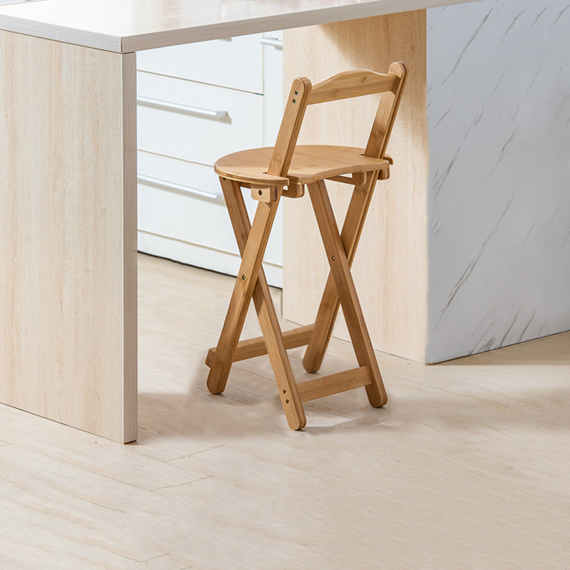 Moderner klappbarer Barhocker aus Holz mit Fußstütze und niedriger Rückenlehne für die Küche