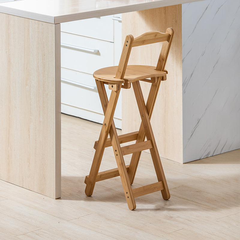 Moderner klappbarer Barhocker aus Holz mit Fußstütze und niedriger Rückenlehne für die Küche