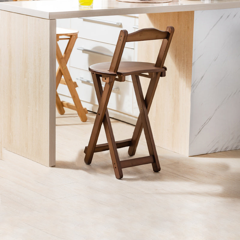Moderner klappbarer Barhocker aus Holz mit Fußstütze und niedriger Rückenlehne für die Küche