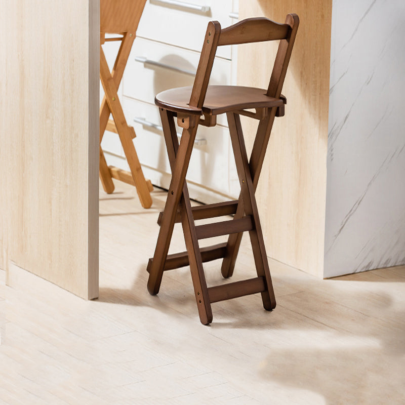 Moderner klappbarer Barhocker aus Holz mit Fußstütze und niedriger Rückenlehne für die Küche