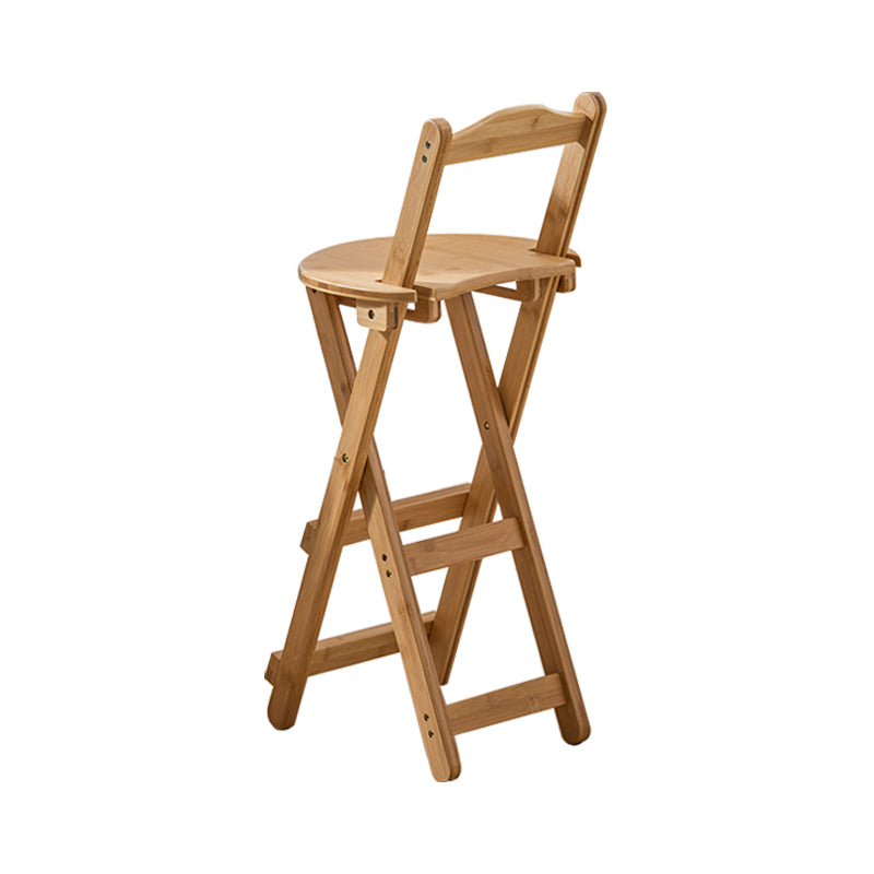 Moderner klappbarer Barhocker aus Holz mit Fußstütze und niedriger Rückenlehne für die Küche