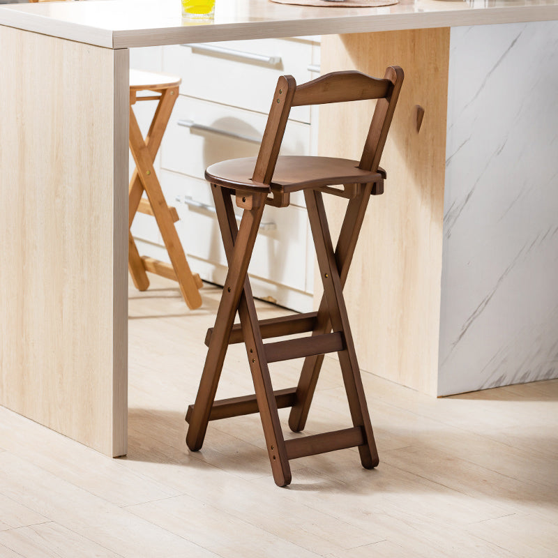 Moderner klappbarer Barhocker aus Holz mit Fußstütze und niedriger Rückenlehne für die Küche