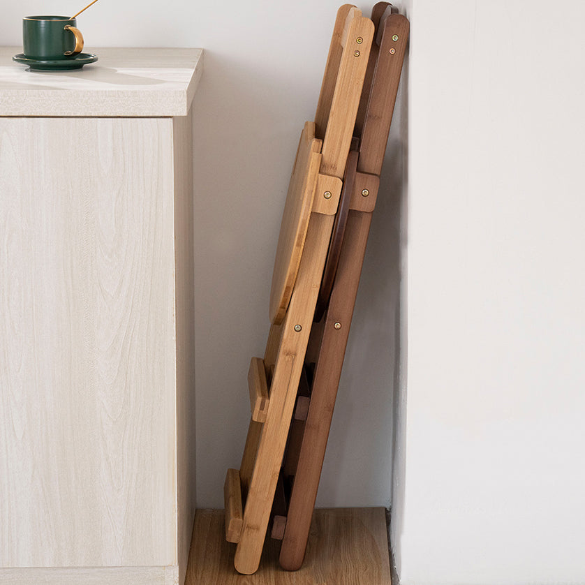 Moderner klappbarer Barhocker aus Holz mit Fußstütze und niedriger Rückenlehne für die Küche