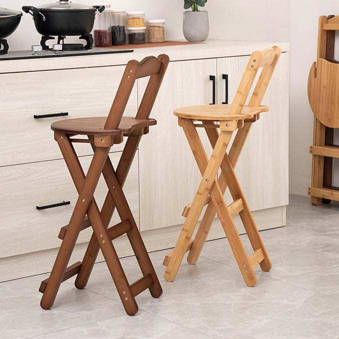 Moderner klappbarer Barhocker aus Holz mit Fußstütze und niedriger Rückenlehne für die Küche