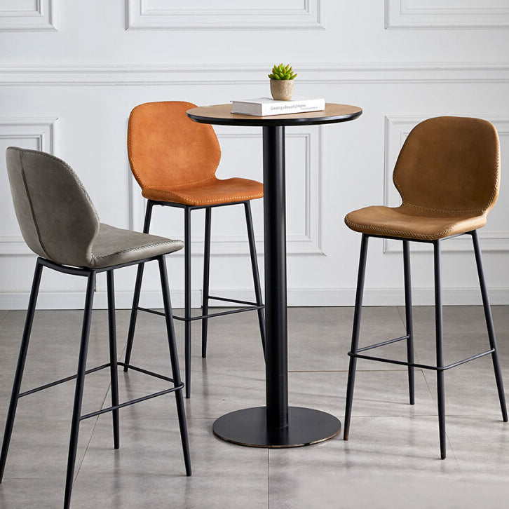 Taburete de bar de cuero moderno para interiores, taburete bajo con respaldo sin brazos y patas de acero