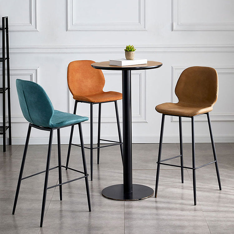 Taburete de bar de cuero moderno para interiores, taburete bajo con respaldo sin brazos y patas de acero