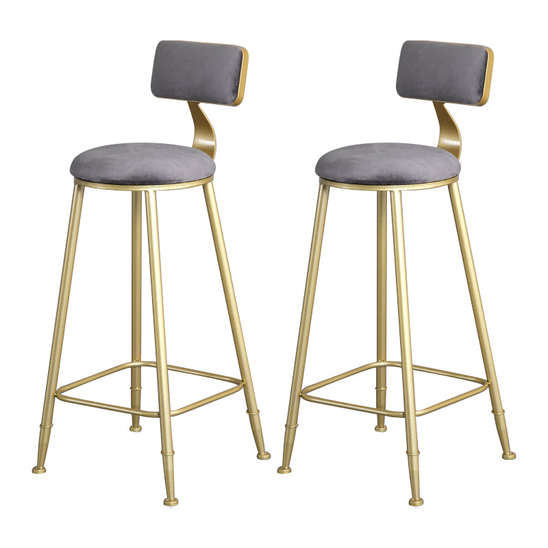 Samt Glam Low Back Back Stuhl Runder Innenschuhe mit goldenen Eisenbeinen