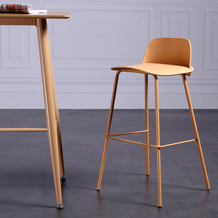 Taburete de bar contemporáneo, silla de mostrador con respaldo bajo de plástico sin brazos con base de hierro