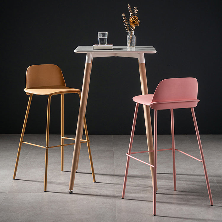 Taburete de bar contemporáneo, silla de mostrador con respaldo bajo de plástico sin brazos con base de hierro