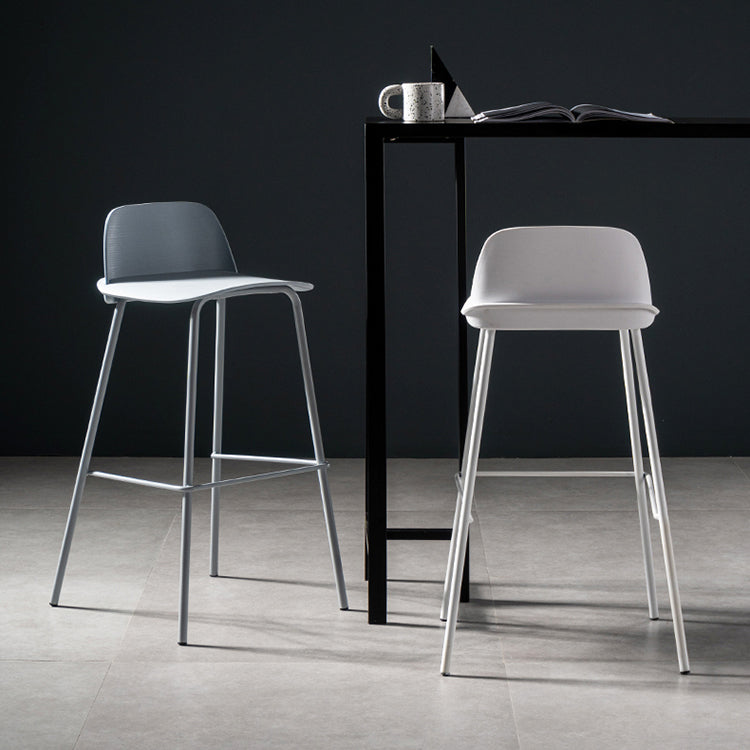 Taburete de bar contemporáneo, silla de mostrador con respaldo bajo de plástico sin brazos con base de hierro