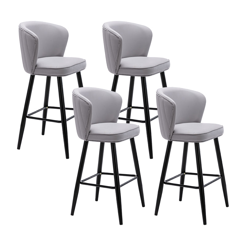 Eigentijdse, met metaal beklede barkruk, barkruk voor binnen, met ijzeren poten en lage rugleuning