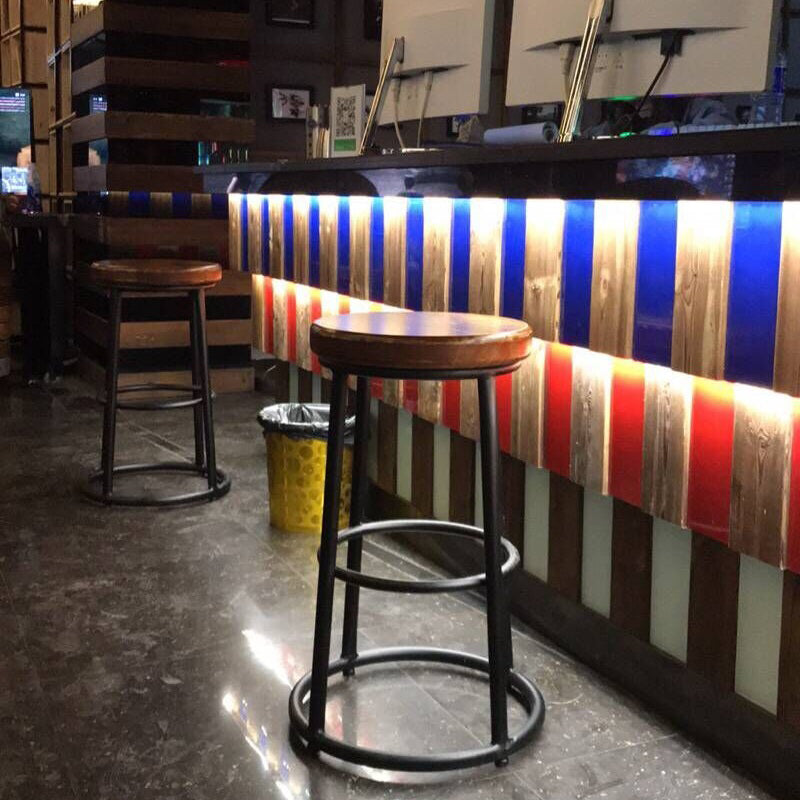 Taburete moderno de barra de madera