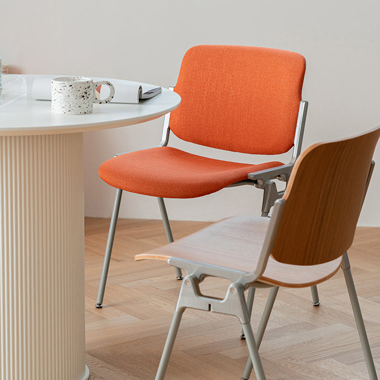 Silla de comedor estilo moderno sin brazos con respaldo abierto y patas de metal