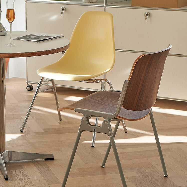 Silla de comedor estilo moderno sin brazos con respaldo abierto y patas de metal