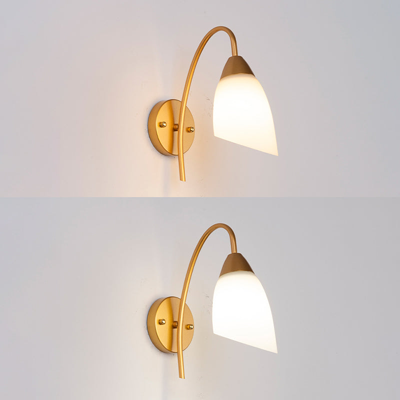 Lámpara de pared de una luz de vidrio blanco de estilo simple para el dormitorio