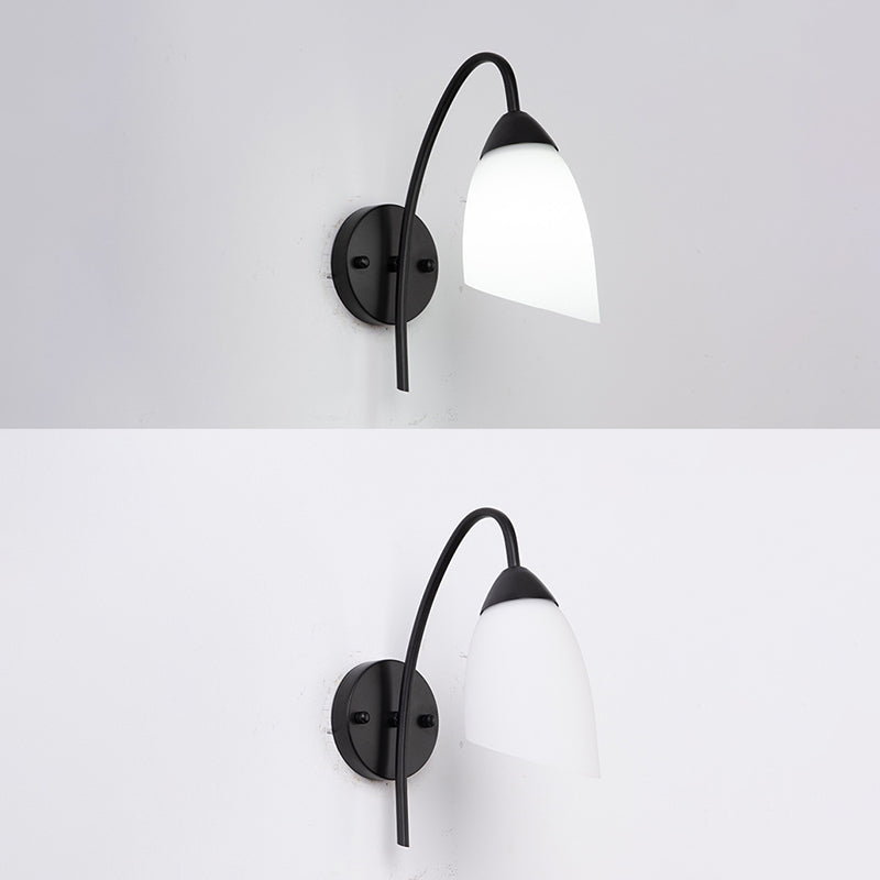 Lámpara de pared de una luz de vidrio blanco de estilo simple para el dormitorio