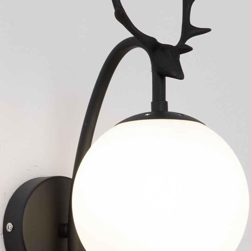 Lámpara de lámparas de apliques de pelota de vidrio de estilo simple Lámpara de pared de asta de una cabeza para dormitorio