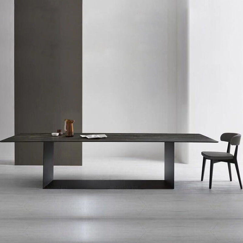 Industrieel gesinterde stenen eettafel rechthoek zwarte boventafel met metalen voetstuk