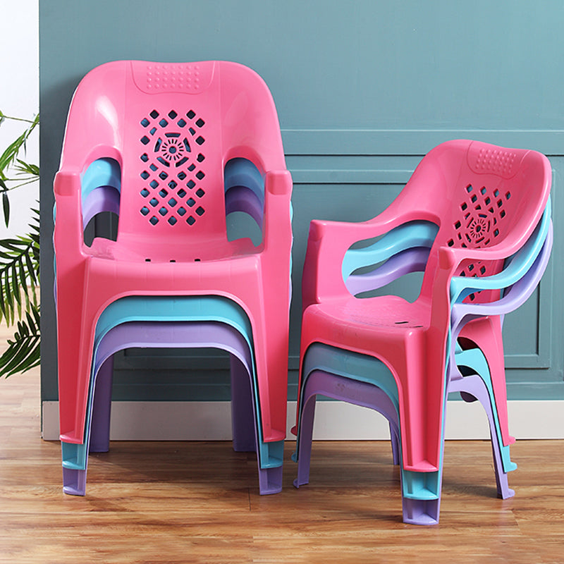El plástico moderno que cena el brazo preside el hogar apilable interior que cena el sillón