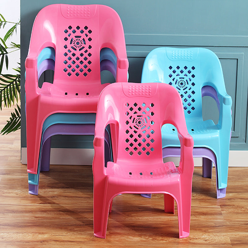El plástico moderno que cena el brazo preside el hogar apilable interior que cena el sillón