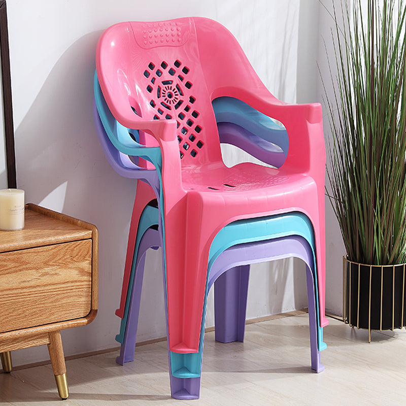 El plástico moderno que cena el brazo preside el hogar apilable interior que cena el sillón