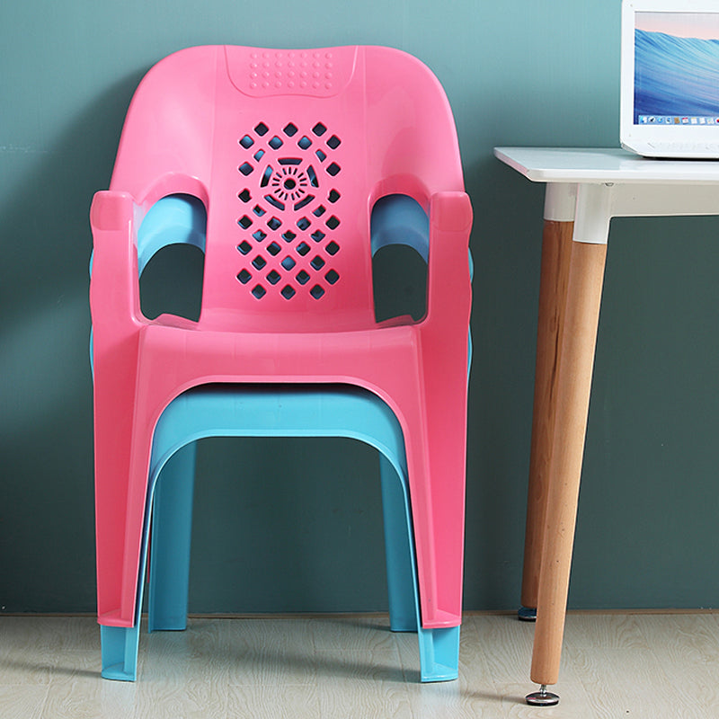 El plástico moderno que cena el brazo preside el hogar apilable interior que cena el sillón