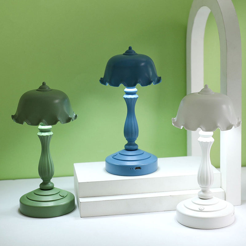 Flower USB Charging Table Lamp Contemporary Style Macaron Desk Lamp for Bedroom