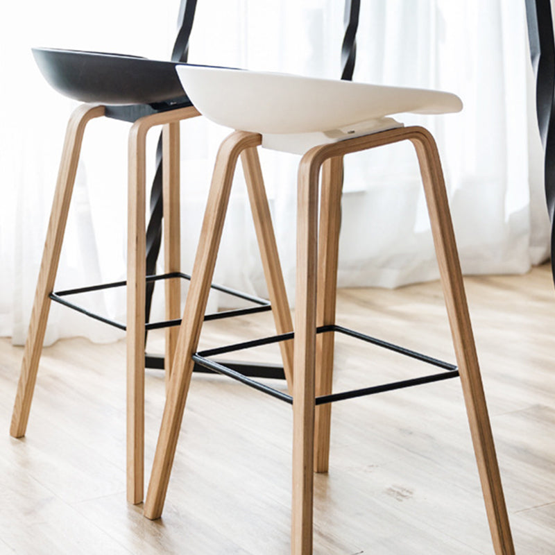 Tabouret de comptoir en plastique moderne Tabouret de pied à bas du dossier bas de seau de bar au café avec des pattes en bois