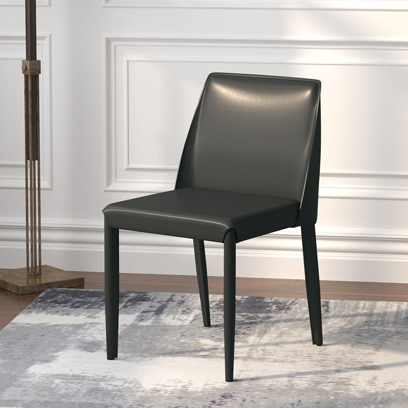 Chaise d'appoint contemporaine Parsons, chaise sans accoudoirs incurvée en cuir au fini mat pour brasserie