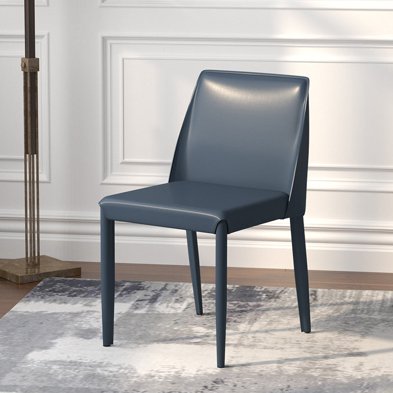 Chaise d'appoint contemporaine Parsons, chaise sans accoudoirs incurvée en cuir au fini mat pour brasserie