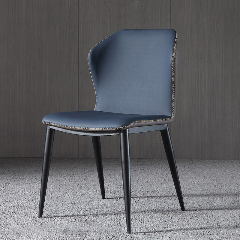 Chaise d'appoint contemporaine à oreilles, chaise sans accoudoirs incurvée en cuir au fini mat