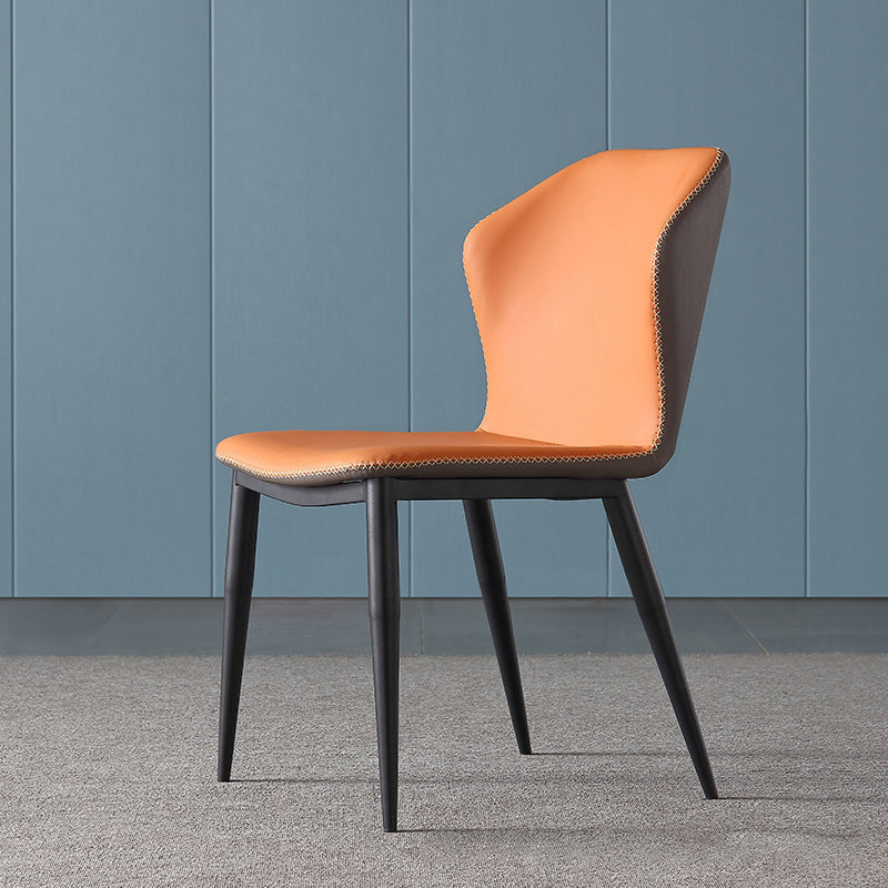 Chaise d'appoint contemporaine à oreilles, chaise sans accoudoirs incurvée en cuir au fini mat