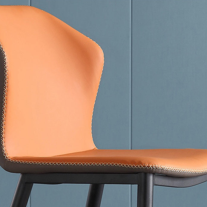 Silla lateral contemporánea con respaldo de orejas Silla sin brazos curvada de cuero con acabado mate
