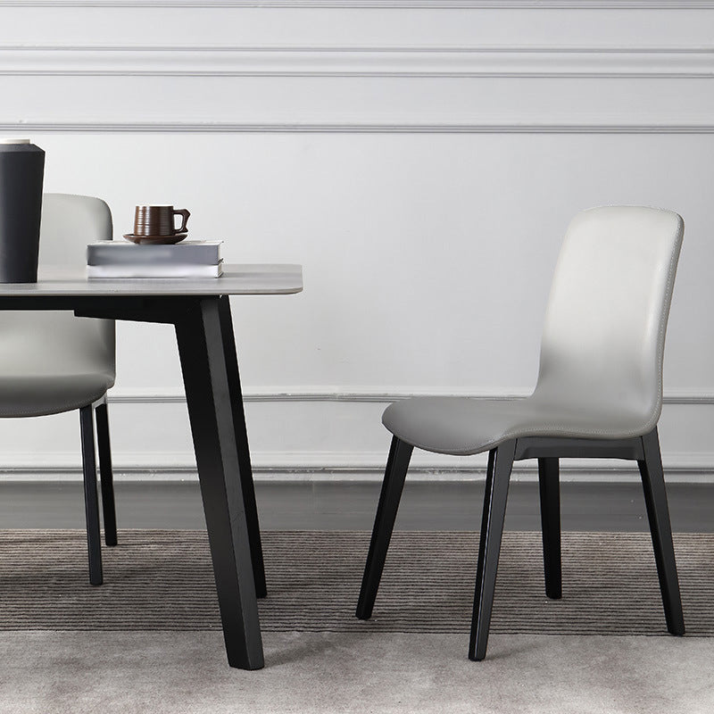 Sillas decorativas y de comedor contemporáneas Silla sin brazos Parsons curvada de cuero con acabado mate