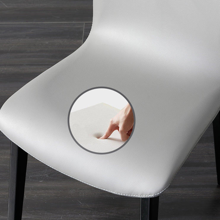 Sillas decorativas y de comedor contemporáneas Silla sin brazos Parsons curvada de cuero con acabado mate