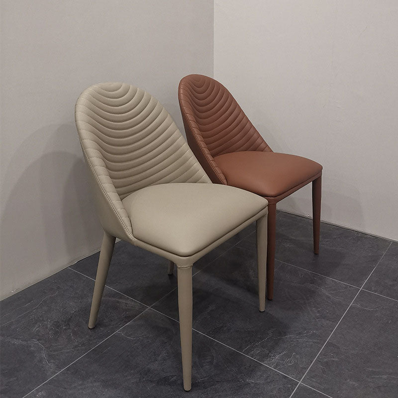 Silla sin brazos inclinada curvada de cuero moderna Silla Parsons con acabado mate para Brasserie