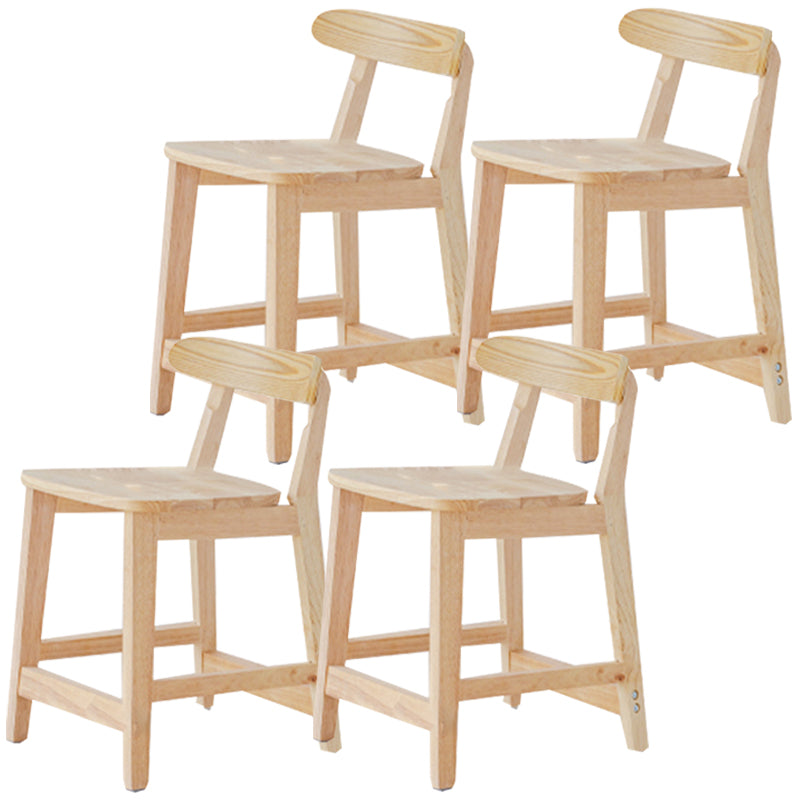 Tabouret de bar industriel à dossier bas en bois, haut et simple d'intérieur avec siège carré