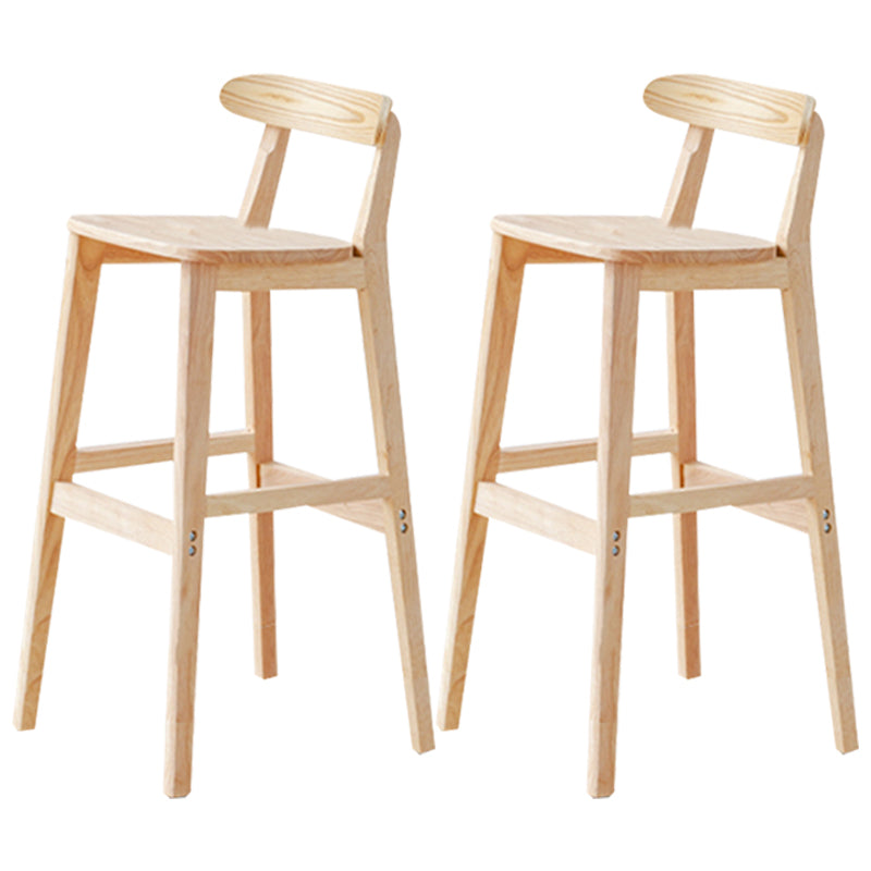 Tabouret de bar industriel à dossier bas en bois, haut et simple d'intérieur avec siège carré