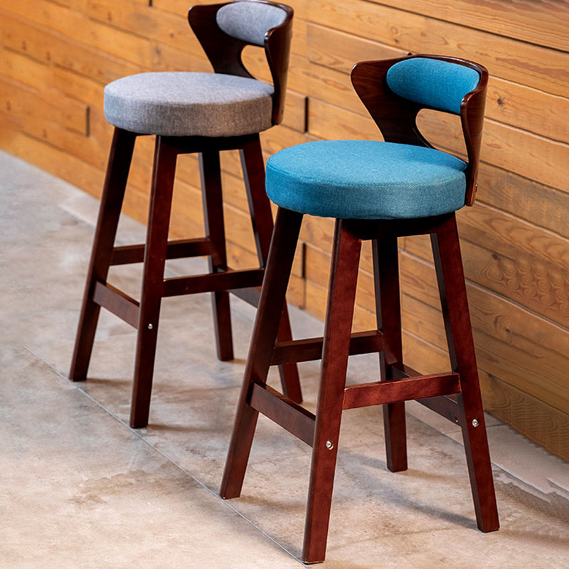 Sgabelli da bar rotondi di sgabelli rotondi marroni in legno scandinavo con poggiapiedi