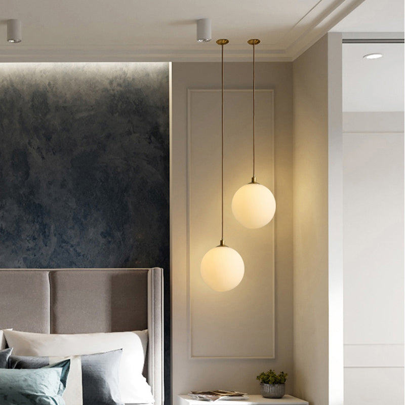 Luxury Luxury Single Pendant Light Copper Globe suspendu lampe avec une teinte en verre blanc