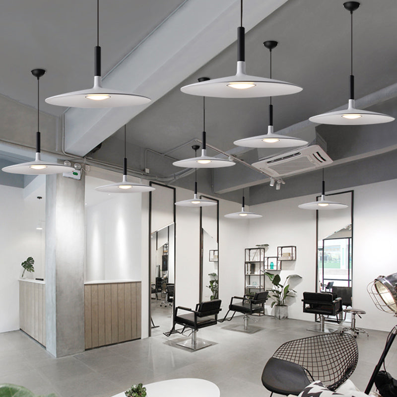 Style de concepteur petit pendentif luminaire en métal.