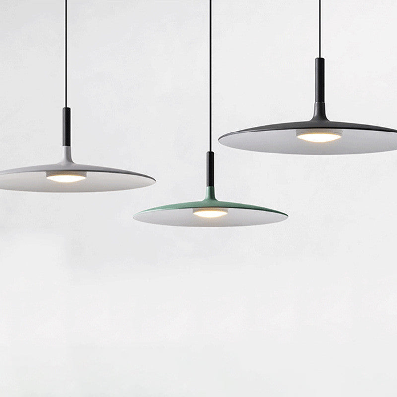 Style de concepteur petit pendentif luminaire en métal.