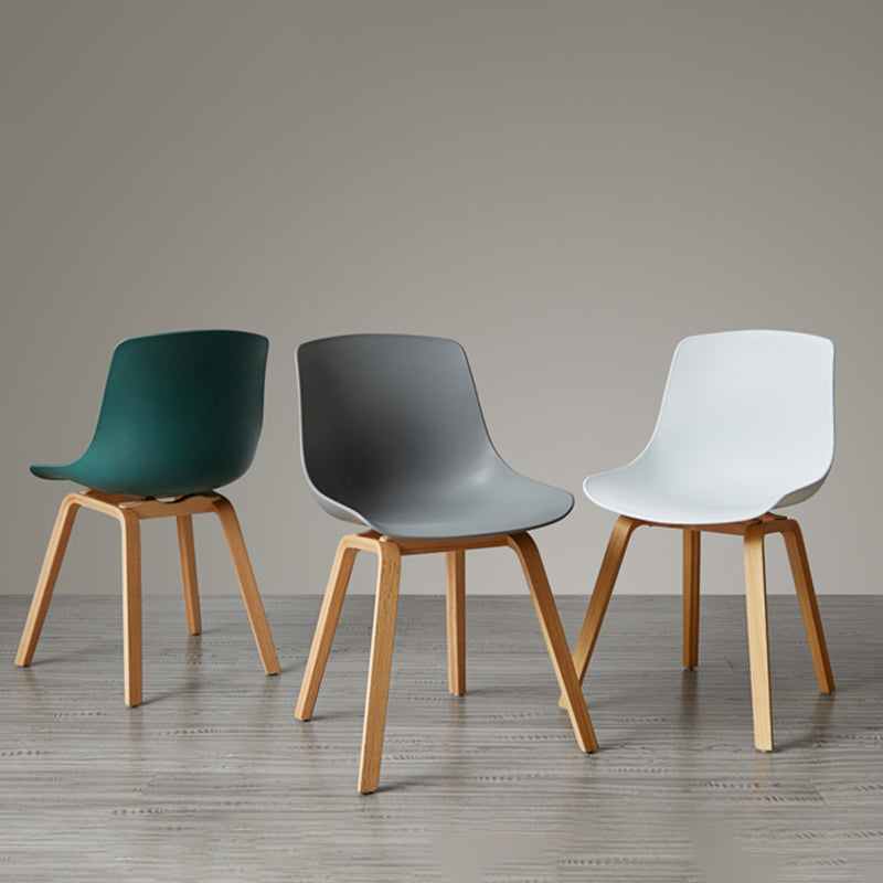 Silla de comedor con acabado mate de madera, silla lateral con respaldo sólido de restaurante escandinavo