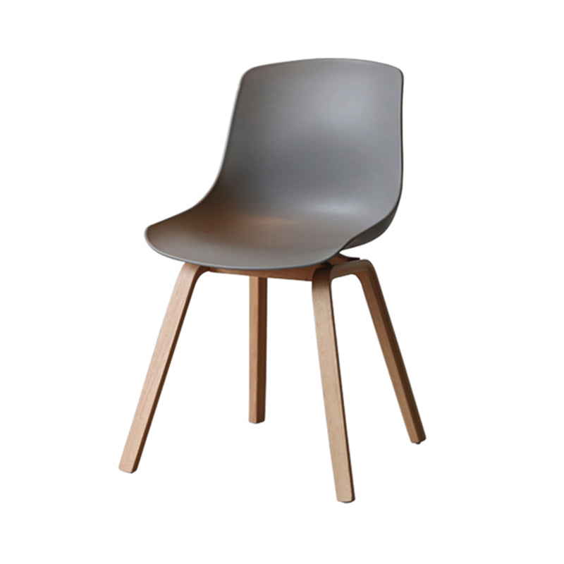 Silla de comedor con acabado mate de madera, silla lateral con respaldo sólido de restaurante escandinavo