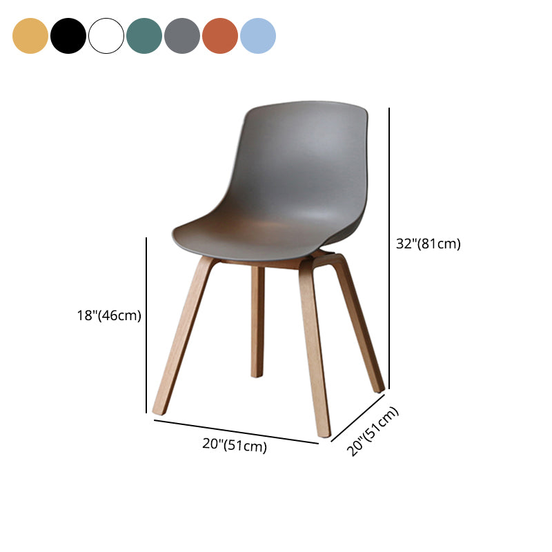 Silla de comedor con acabado mate de madera, silla lateral con respaldo sólido de restaurante escandinavo