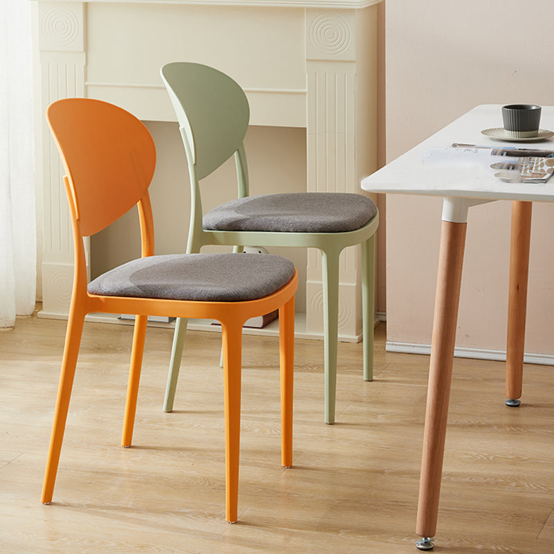 Silla de comedor de plástico mate con respaldo abierto para restaurante escandinavo
