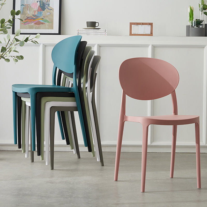 Silla de comedor de plástico mate con respaldo abierto para restaurante escandinavo